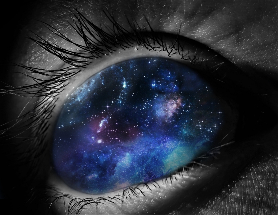 黑白画风的眼睛特写,明亮的大眼珠确实一片璀璨的宇宙星空,充满创意的