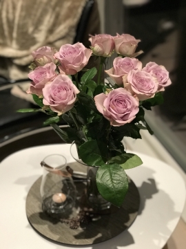 白色盆中精致插花摆拍