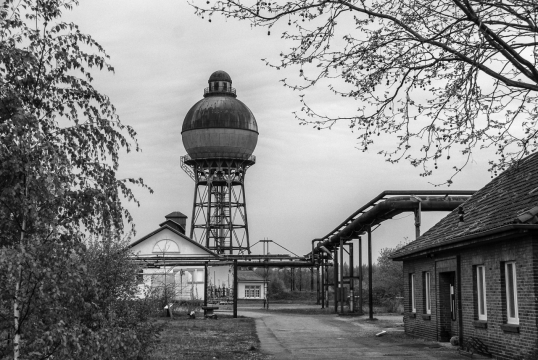 工厂厂房边的圆形水塔黑白特写