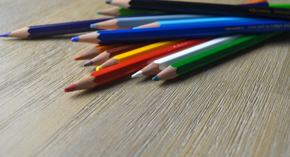 微距摄影_木桌上摆放的彩色铅笔
