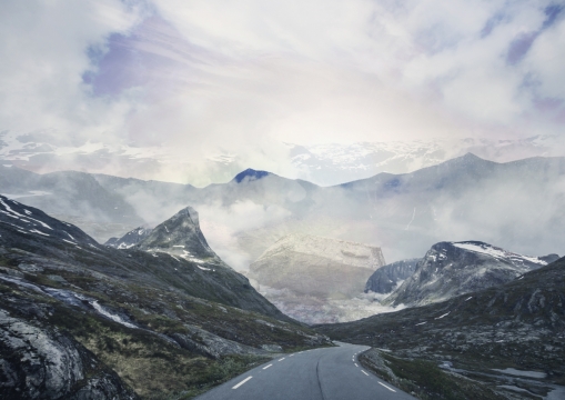 高耸雪山云雾缭绕风光美景