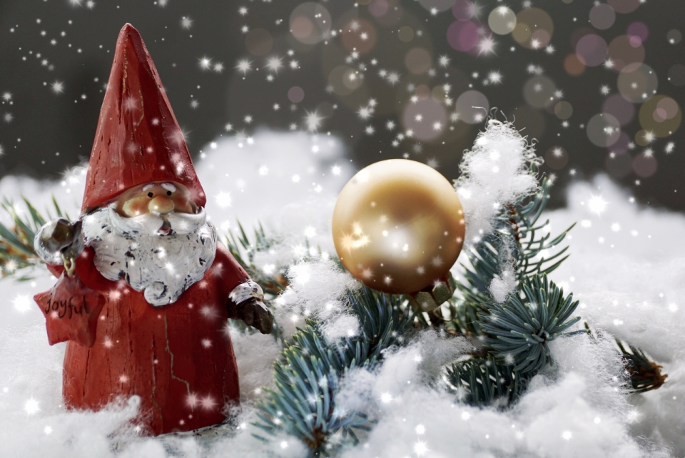 冬天冰天雪地在圣诞树上的圣诞老人玩偶和铃铛静物摄影