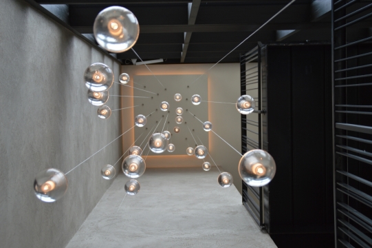 屋顶垂下玻璃吊灯创意室内设计