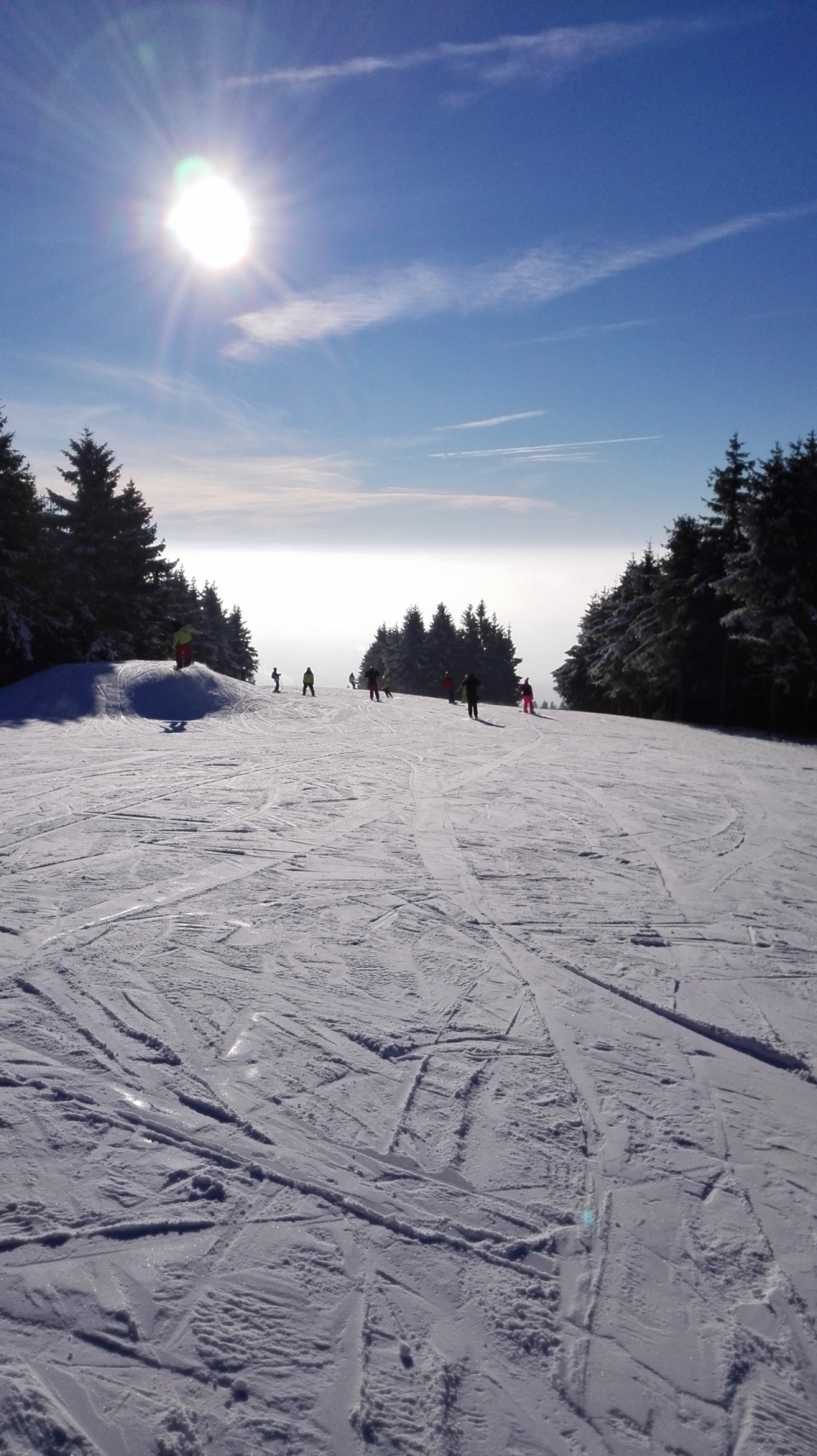 冬季白色雪山滑雪坡道风景