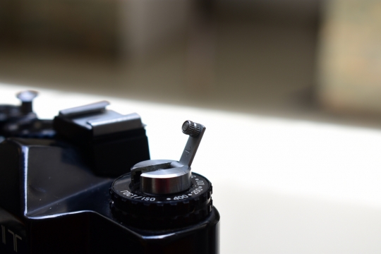 虚化背景室内白色桌面黑色相机