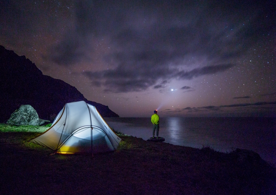 唯美夜景星空下的男人和帐篷