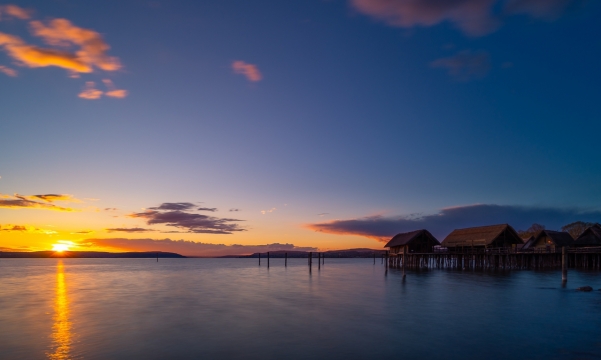 傍晚夕阳金色日光海边木屋建筑