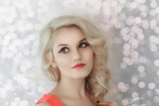 梦幻滤镜金色卷发时尚美女