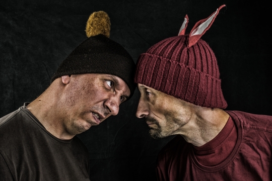 黑色背景戴可爱帽子中年男性们