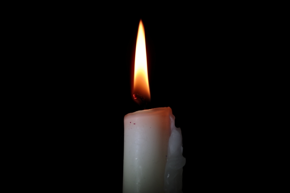 黑暗处火光微弱的一根蜡烛