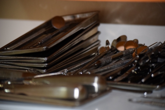 室内白色桌面金属托盘医生工具