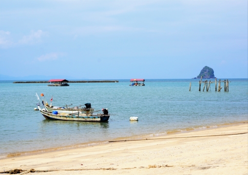 晴朗天空海边沙滩船只风光美景