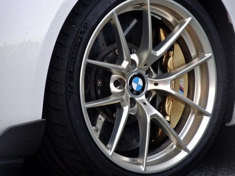 白色宝马汽车轮毂精美车标展示