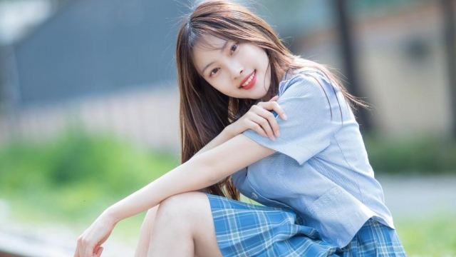 氧气学生妹性感制服高清桌面壁纸