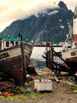 荒凉小岛简陋木板船只房屋建筑