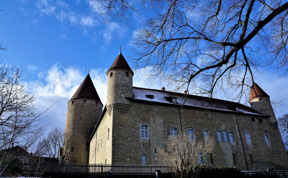 阳光蓝色天空尖顶古老历史城堡建筑