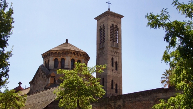 蓝色天空自然树木前城市古老历史教堂建筑