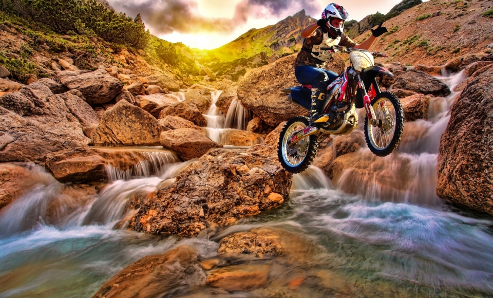 乱石溪流间飞跃的摩托车赛手