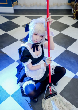 美女摄影_室内美女露背女仆装制服美图