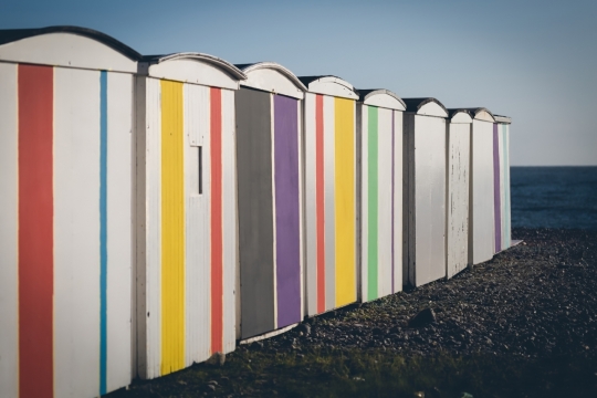 门移动沙滩海边大海七彩彩虹