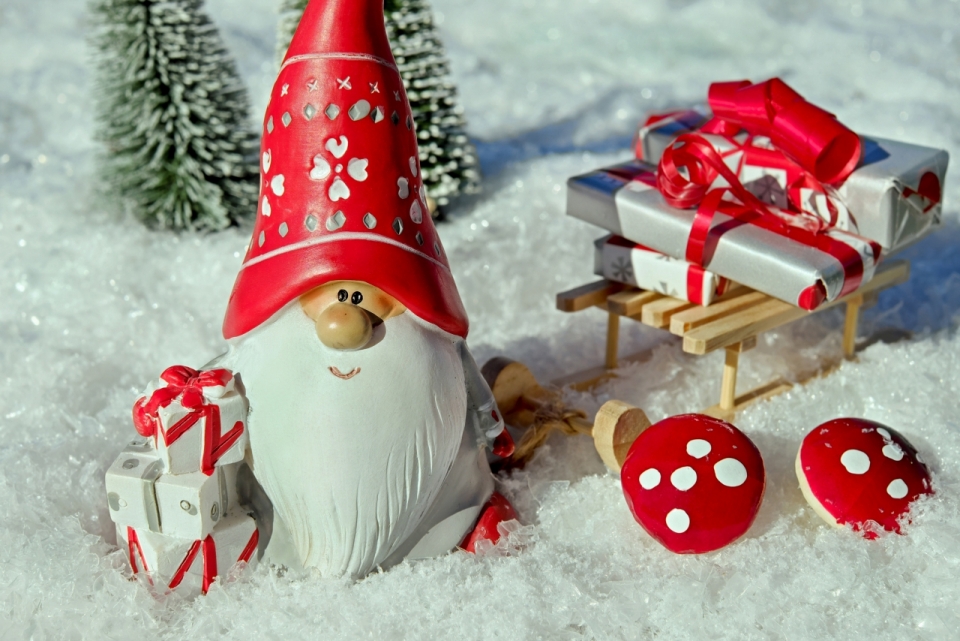 冬天雪地上的圣诞老人坐着雪橇来送礼物玩具静物摄影
