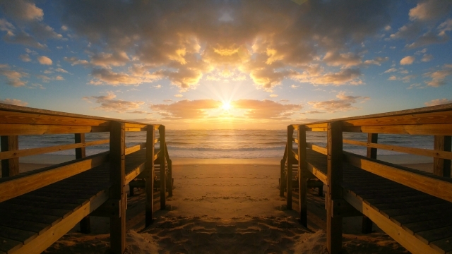 木制桥梁前傍晚夕阳户外大海沙滩