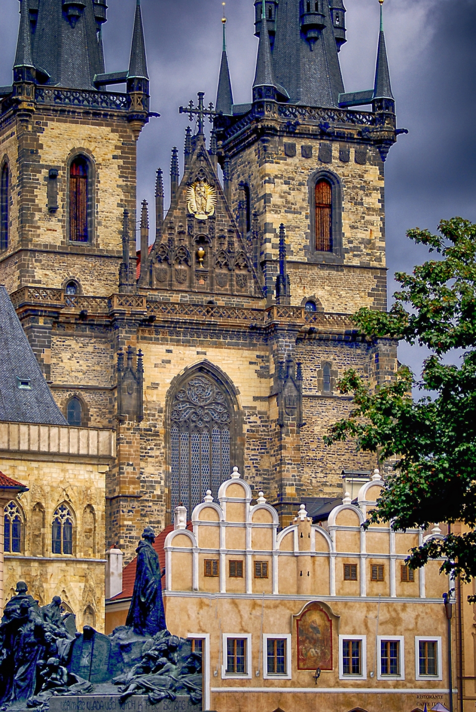 欧洲城堡尖塔欧式建筑和雕像