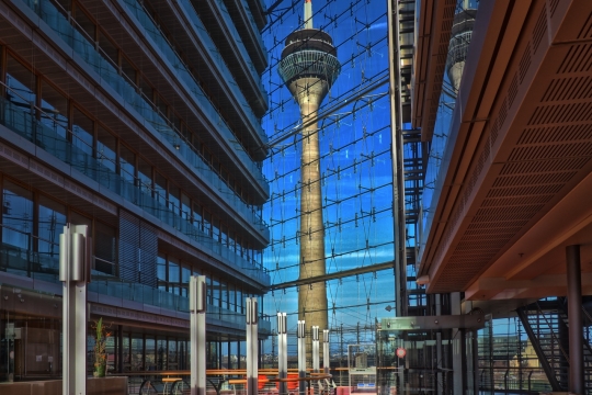 城市大楼间高耸景观塔建筑