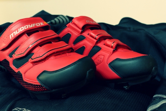 黑色裤子上红色黑色相间运动鞋