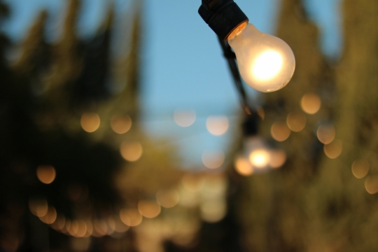 唯美夜晚室外摇曳光点电灯泡