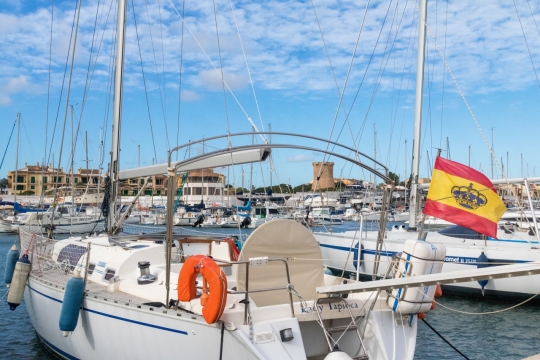 蓝色天空大海海面白色渔船