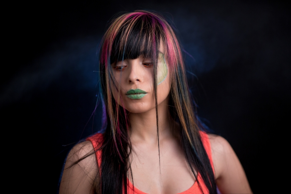 黑色背景绿色口红彩色染发女模特特写摄影