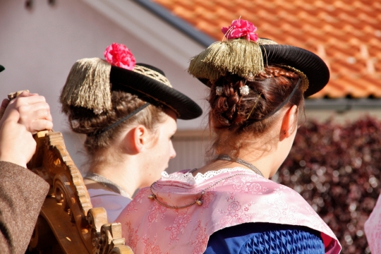 阳光城市街道戴流苏装饰黑色帽子女性