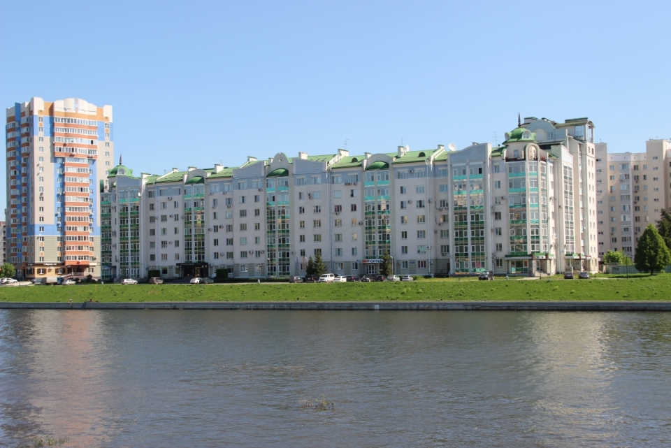 河岸边建造白色建筑公寓房屋外观