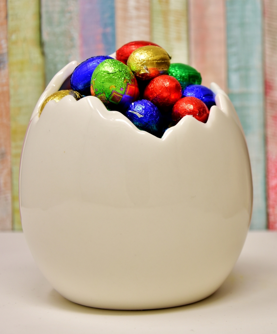 木制墙壁白色桌面蛋壳装饰中彩色糖纸巧克力