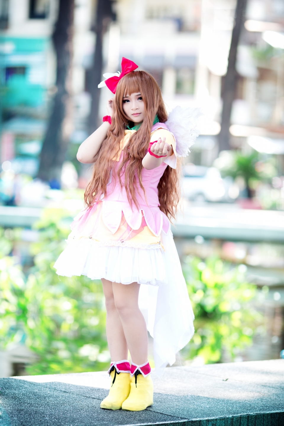 穿着粉色动漫服装街头cosplay美女摄影