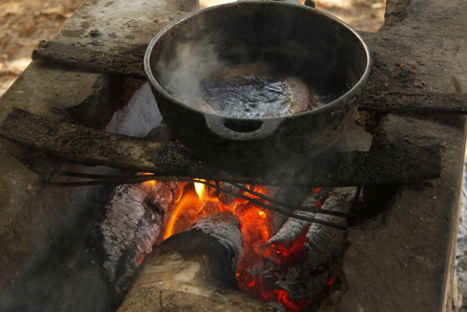 野外简易炉灶和烧水的锅