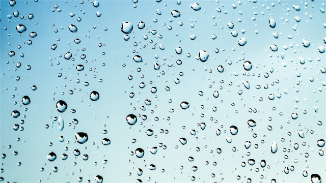 清新唯美玻璃上的雨滴高清桌面壁纸
