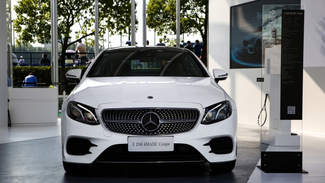 汽车商店中白色奔驰轿车