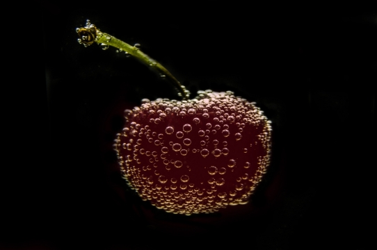 黑色背景水下新鲜红色果实樱桃水果
