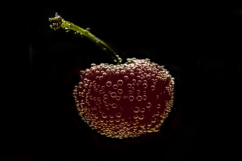 黑色背景水下新鲜红色果实樱桃水果