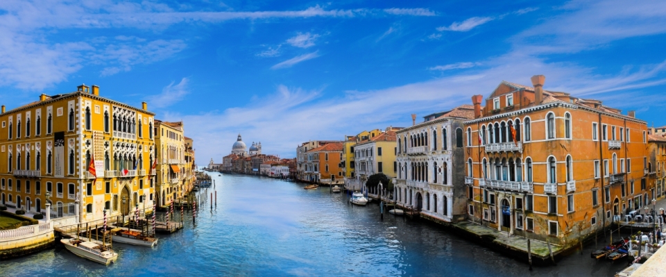 威尼斯运河两岸建筑风光