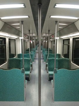 灯光通明空无一人的列车