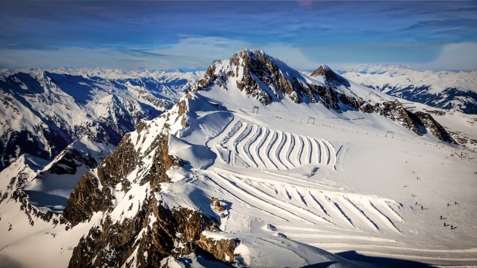 雪山白色积雪高山岩壁风景