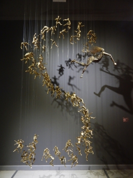 透明鱼线吊起来做各种动作金色小人创意图