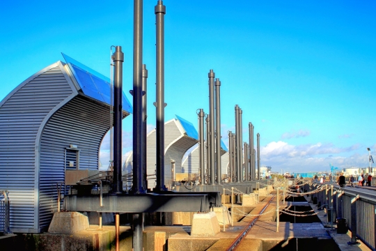 阳光蓝色天空城市街道现代建筑