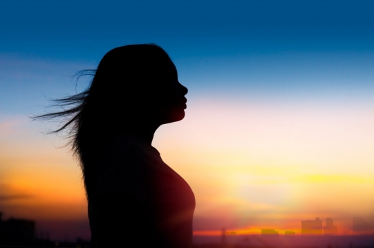 夕阳金色光线照耀漆黑人影特写