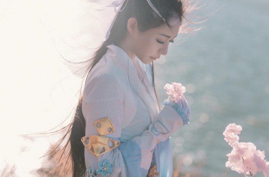 古装美女花丛唯美风格写真