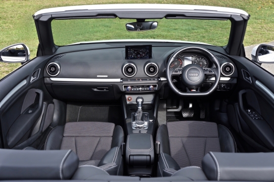 右旋方向盘奥迪敞篷车内饰