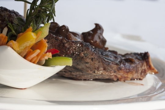 桌面白色盘子配蔬菜美味肉类料理